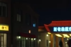 街角放映室剧照，巷口老放映机投出的一束白光